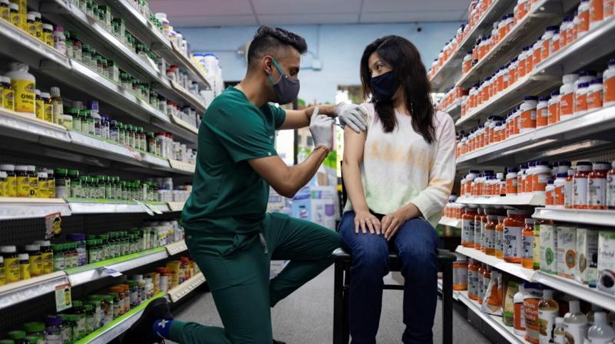 Una mujer recibe la vacuna contra el Covid en una farmacia de Pensilvania