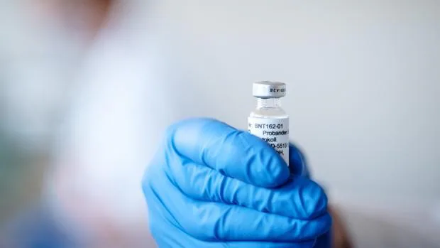 ¿Por qué la segunda dosis de las vacunas de Pfizer y Moderna da más efectos secundarios?