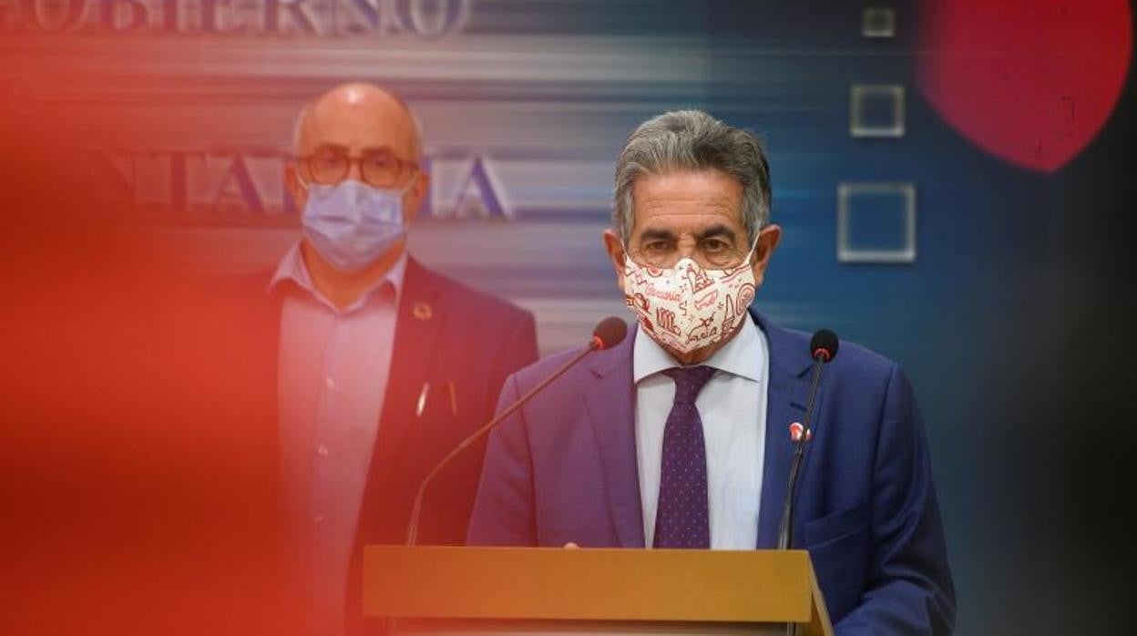 El presidente de Cantabria, Miguel Ángel Revilla (d) junto al consejero de Sanidad, Miguel Rodríguez (i), en una rueda de prensa