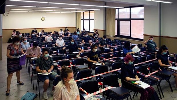 Las abarrotadas universidades británicas ofrecen dinero a los estudiantes para que aplacen un año su ingreso