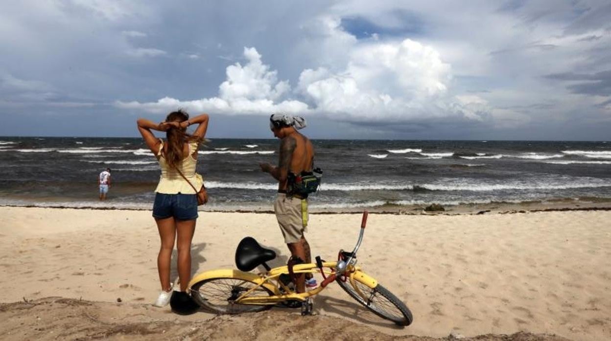 Turistas en la playa antes de la llegada del huracán Grace en Punta Allen, estado de Quintana Roo (México)