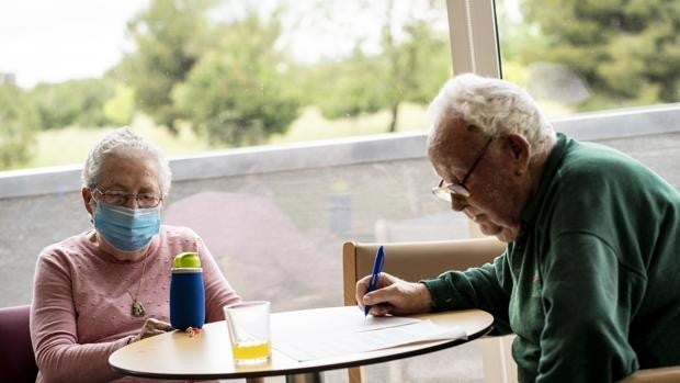 Un fallo en el sistema inmune en mayores de 80 años provoca Covid grave en el 20% de ellos