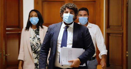 El presidente murciano, Fernando López Miras, el viernes por la noche tras la reunión del comité científico de seguimiento del estado del mar Menor
