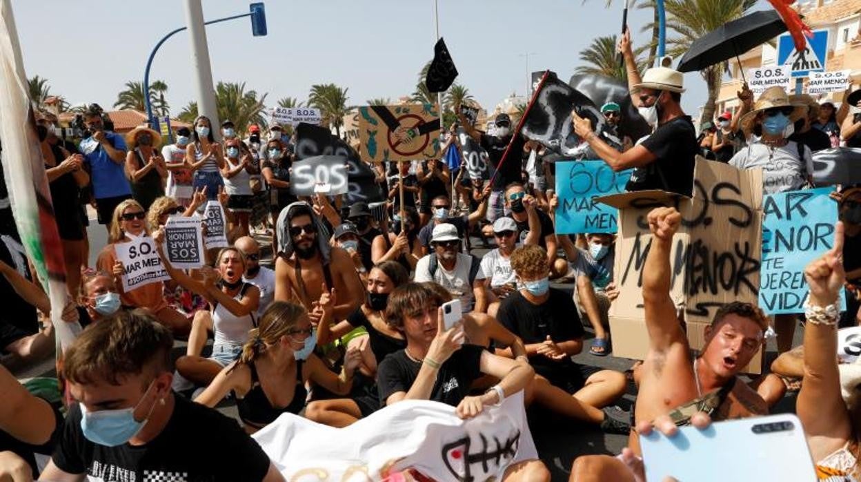 Protesta en defensa del Mar Menor al paso de la Vuelta Ciclista a España, el pasado sábado en La Manga