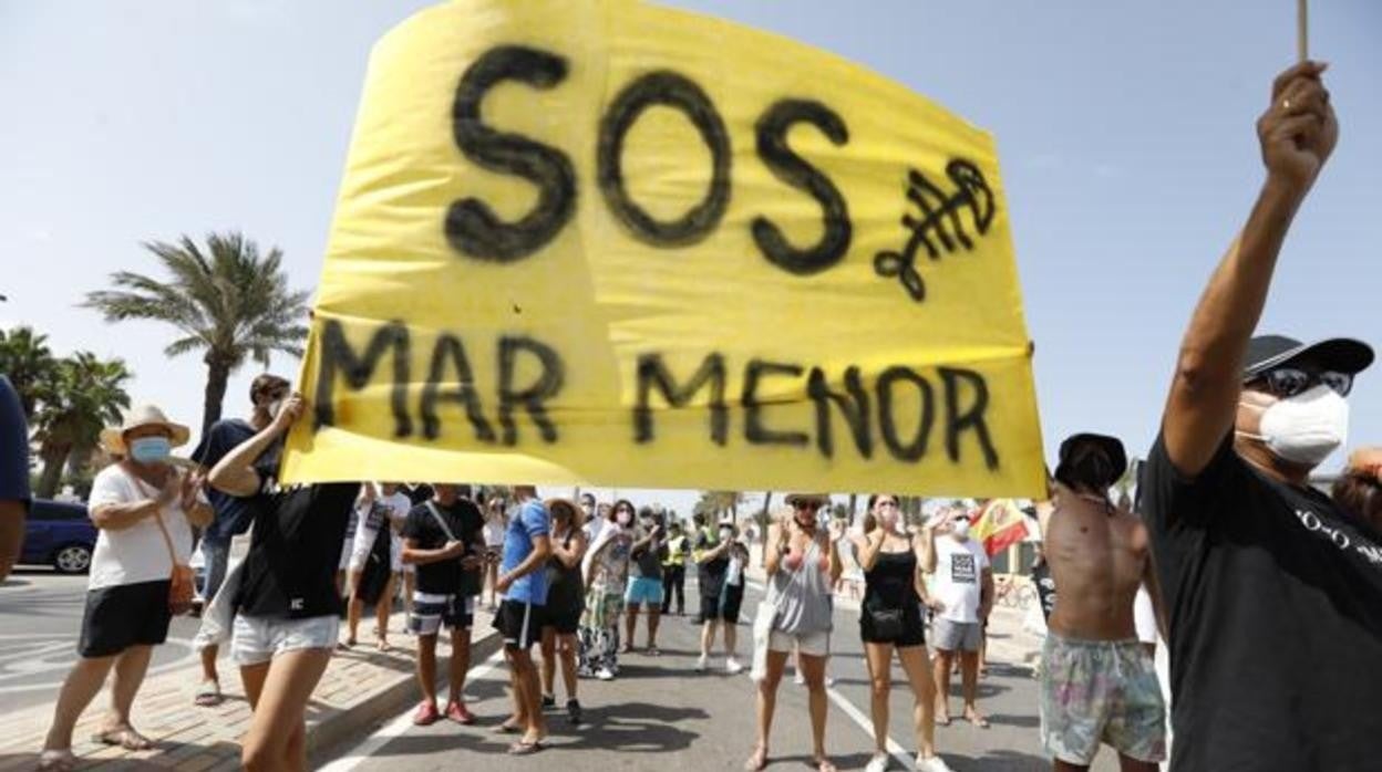 La plataforma SOS Mar menor denuncia la situación de la laguna salada y culpa a la inacción de los dirigentes políticos