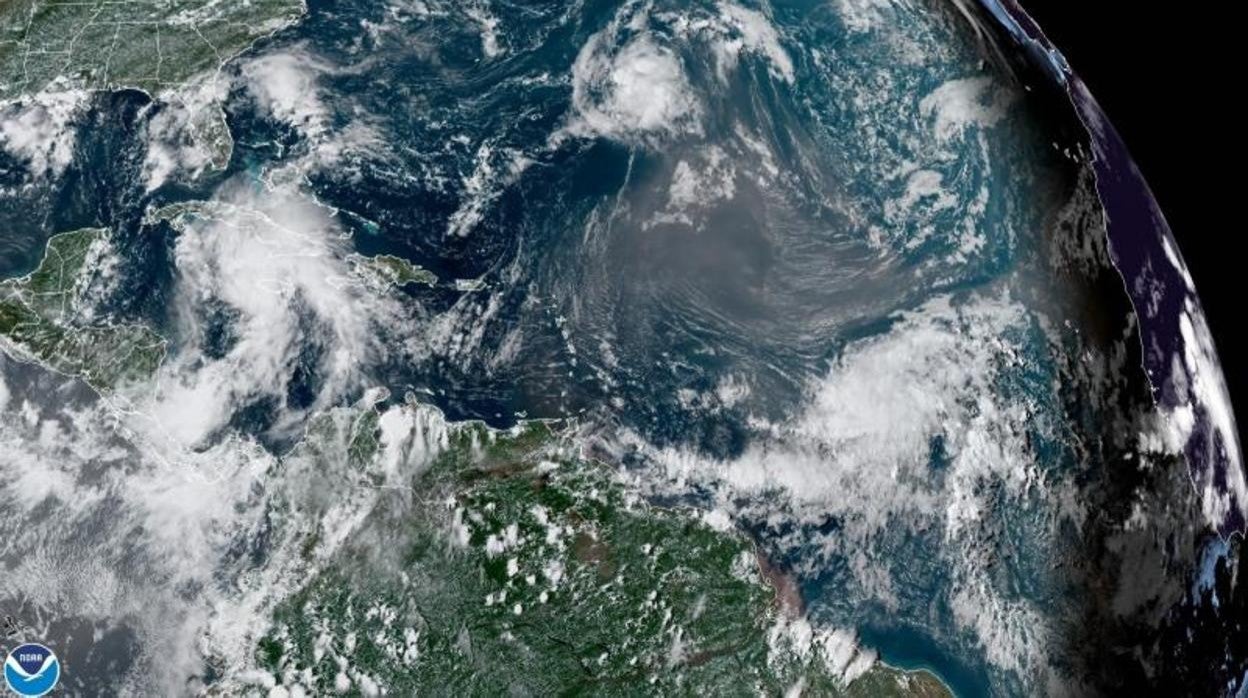 Imagen cedida por la Oficina Nacional de Administración Oceánica y Atmosférica (NOAA) a través del Centro Nacional de Huracanes (NHC) donde se muestra la situación del clima en el Caribe, Golfo de México y frente a las costas de Estados Unidos