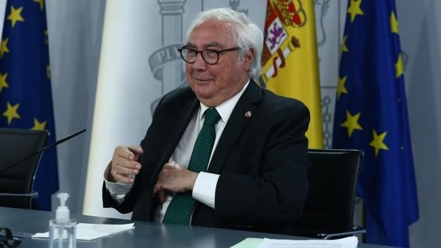 Castells dice que «no hace falta poner al Rey» en la nueva ley de Universidades porque un decreto de 2010 ya lo menciona