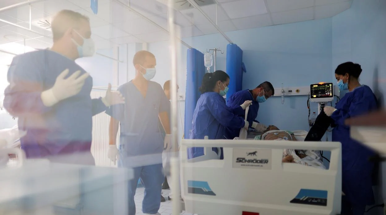 Personal sanitario trata a un paciente de Covid-19 en el hospital