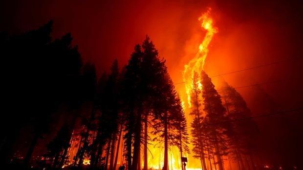 Un incendio forestal amenaza el lago Tahoe de California y obliga a desalojar a miles de personas