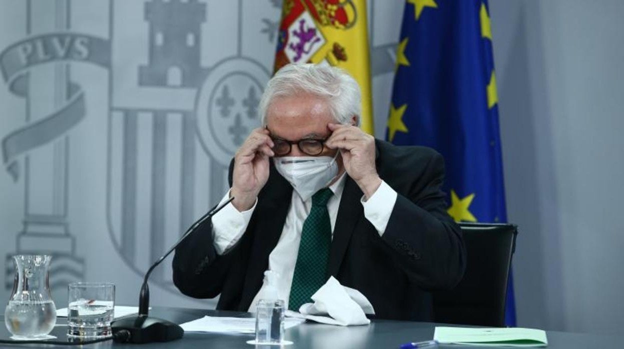 Castells no quitará la beca a los alumnos que cometan fraude académico