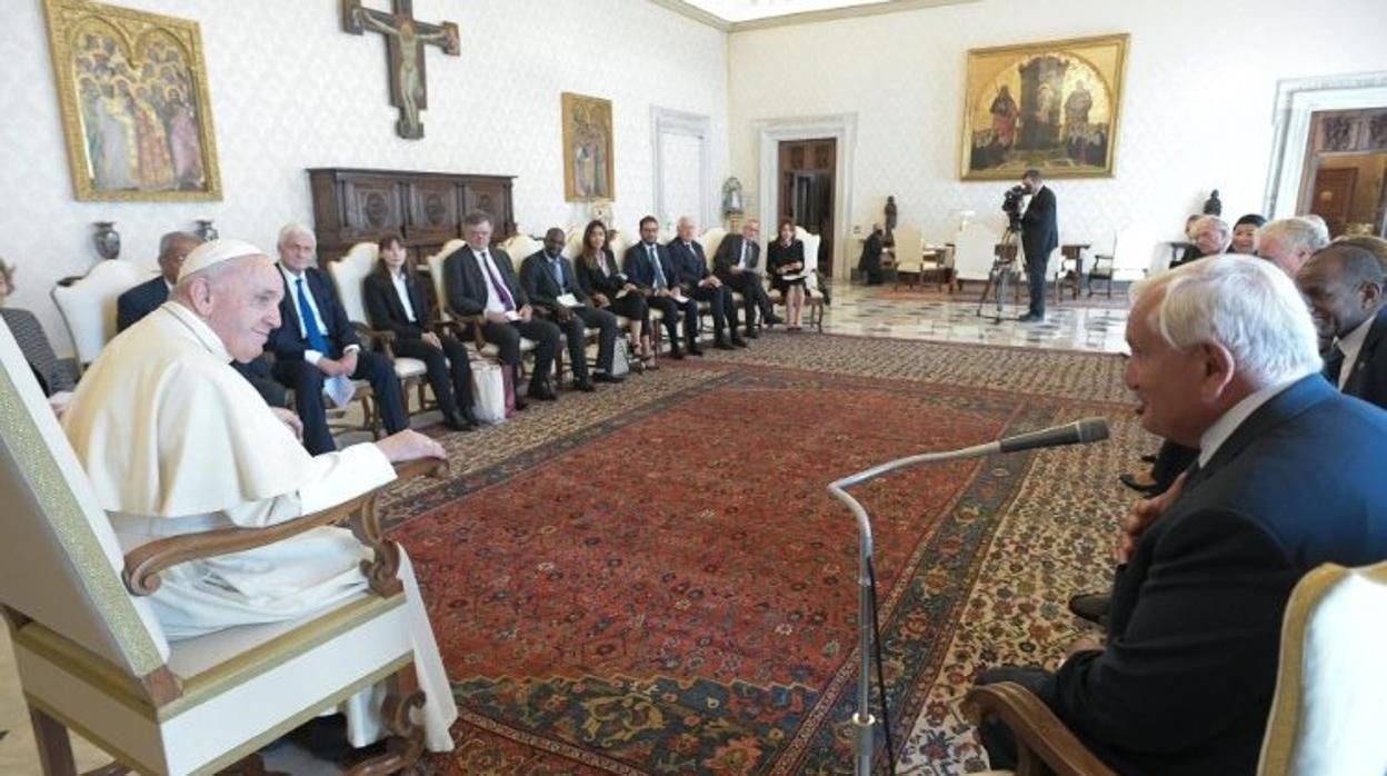 El ex primer ministro francés Jean-Pierre Raffarin y el Papa en el encuentro con la Fundación Líderes por la Paz"