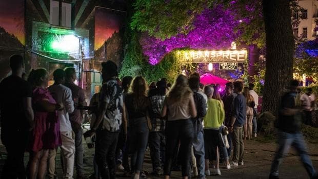 «Bailaremos hasta que nos lo permita el cuerpo»: las discotecas de Berlín recuperan la normalidad para vacunados y curados