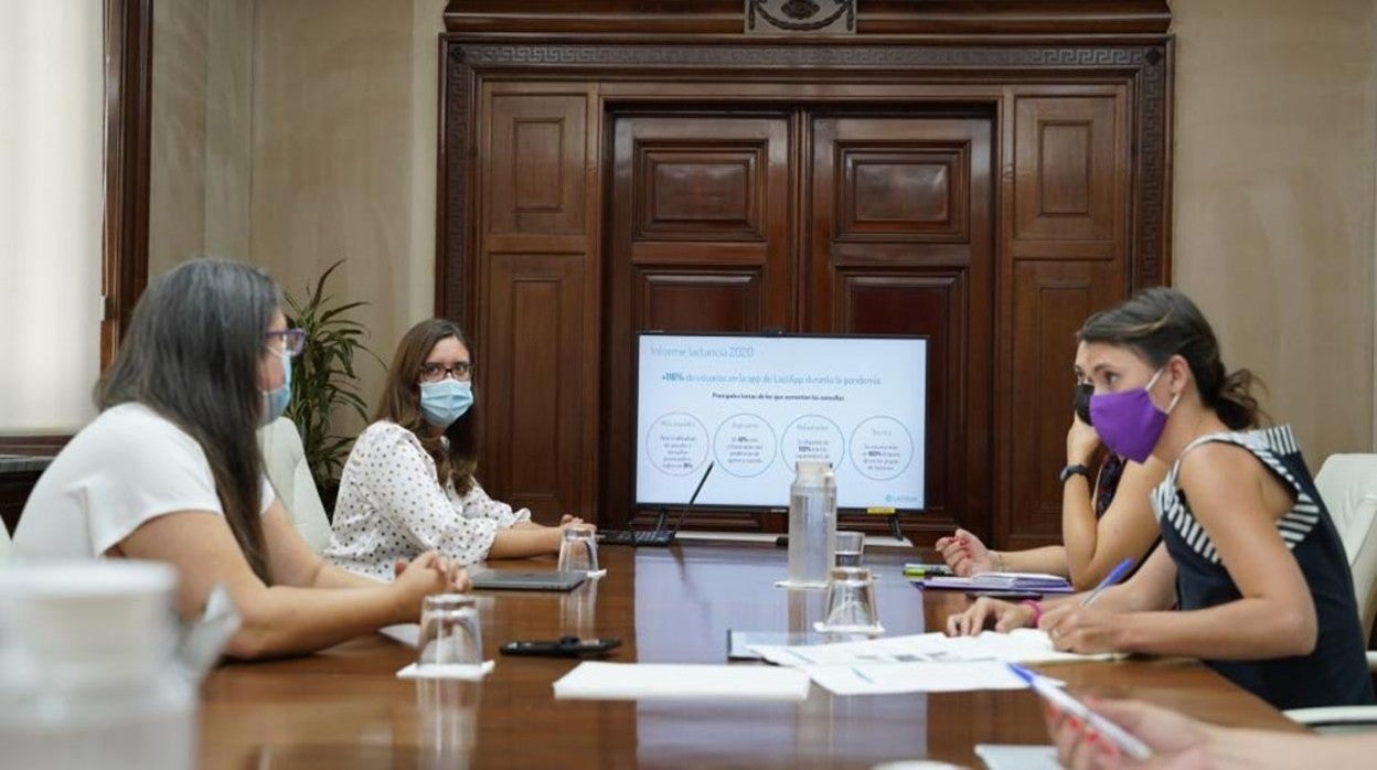 Encuentro en el Ministerio de Igualdad entre la ministra y las creadoras de la APP para abordar el Informe Lactancia 2020