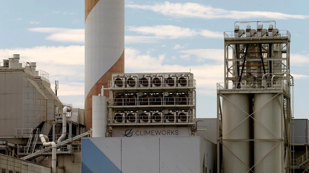 Una instalación para capturar el CO2 del aire de Swiss Climeworks AG se coloca en el techo de una planta incineradora de residuos en Hinwil, Suiza 18 de julio de 2017
