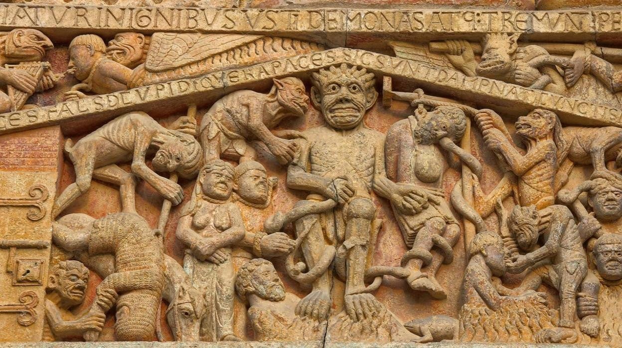 Representaciíon del Infierno, con el diablo en el centro, en la iglesia de Santa Fe de Conques (Aveyron, Francia)