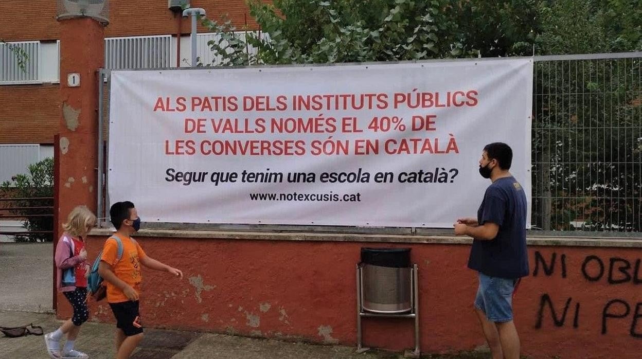 ¿Seguro que tenemos una escuela en catalán?, dice una de las pancartas colgadas en las puertas de los centros escolaresde