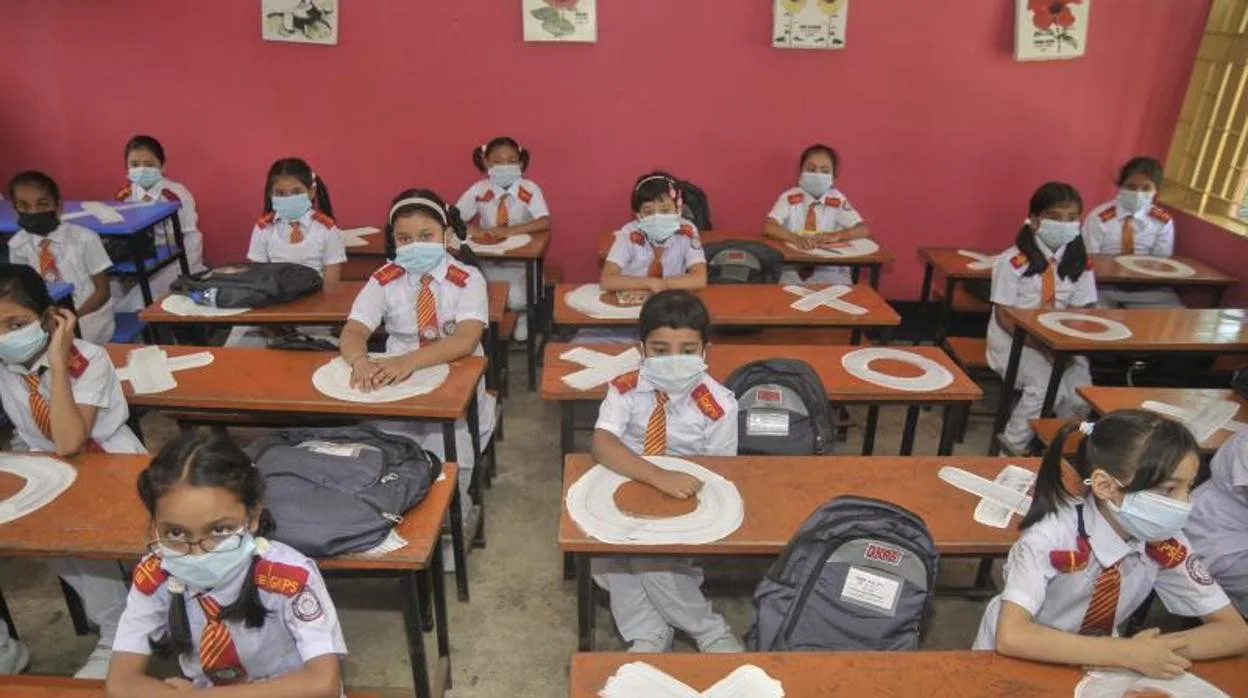 Estudiantes durante el primer día de reapertura de una escuela tras 543 días debido a la pandemiad en Bangladesh