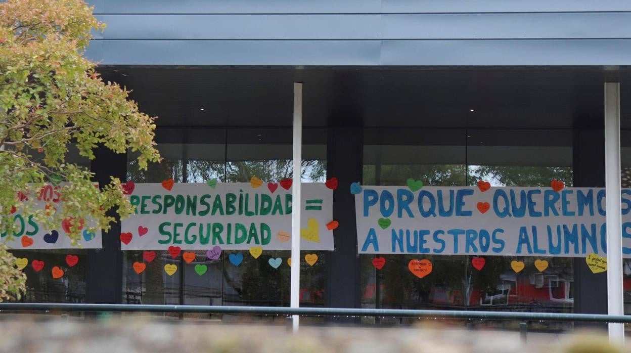 Pancartas en la fachada del colegio Alba Plata de Cáceres