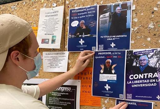 Colocando carteles en contra de la 'ley Castells'