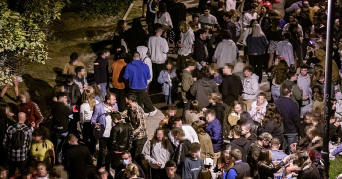 La noche de fiesta logroñesa acaba en un botellón histórico en el parque del Ebro