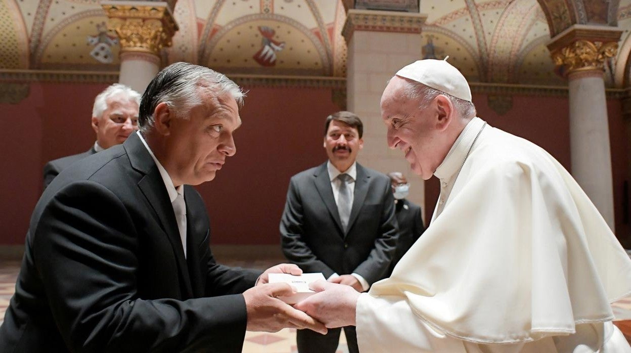 El presidente húngaro, Viktor Orban, cumplimenta al Papa en su visita reciente al país