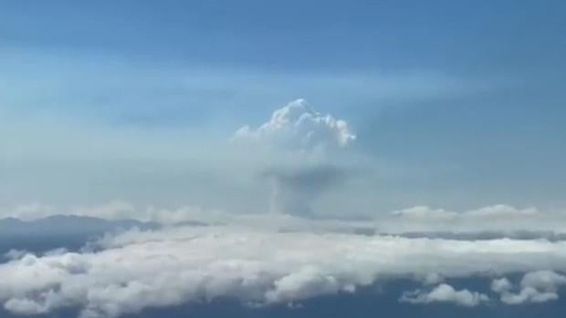 Imágenes del volcán desde el aire tomadas por varios aviones