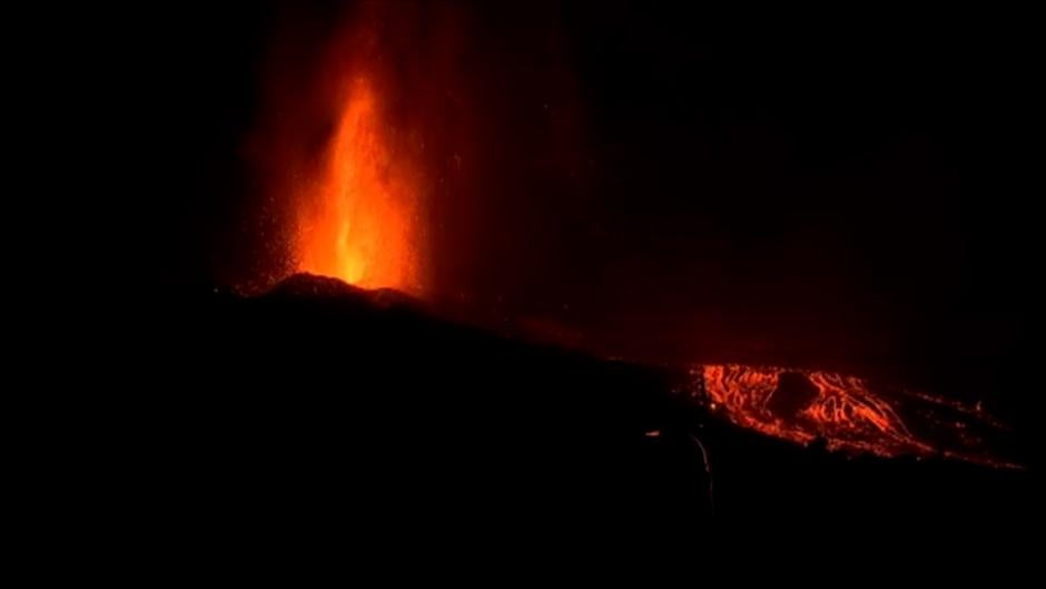 La lava del volcán avanza por la isla de La Palma durante la noche