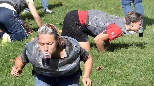 Novatadas: «Los llevan a sus pisos a limpiar el suelo con la lengua»