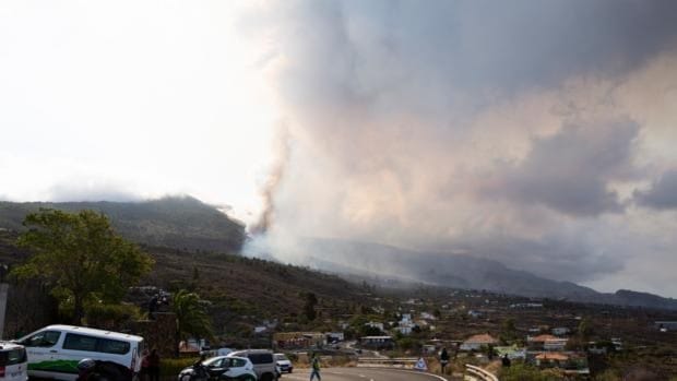 Cientos de efectivos se desplazan a La Palma para sofocar los estragos del volcán