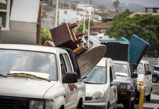 Muebles en los coches de los vecinos de Todoque, que han tenido que ser evacuados