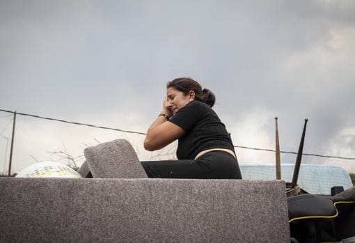 Una mujer llora tras ser evacuada de su casa de Todoque