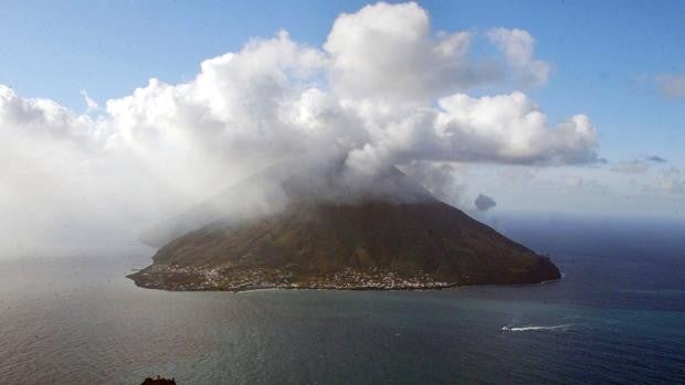 Así es la vida al lado del volcán Estrómboli, en  permanente actividad