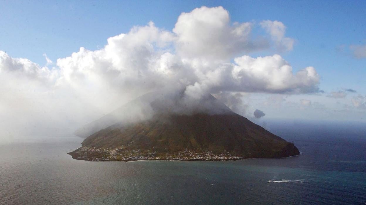 Imagen que muestra la erupción del volcán de la isla de Estrómboli (Italia)