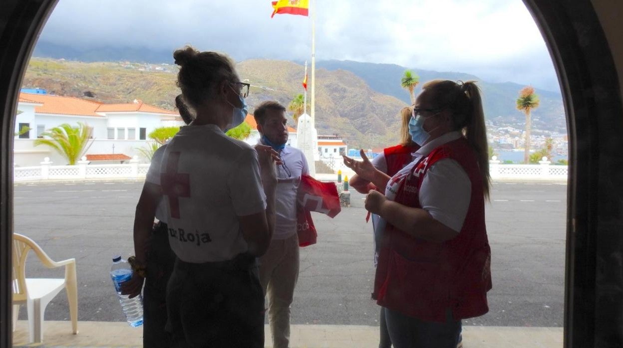 Laura Marrero, derecha, dirige al equipo de psicológos de Cruz Roja que asiste a los evacuados