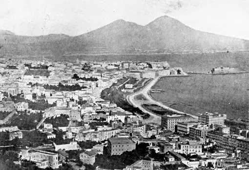 Vista de la ciudad de Nápoles y su litorial, con el volcán Vesubio en erupción al fondo