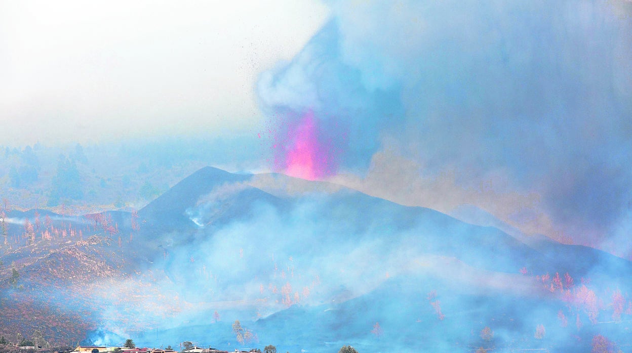 El volcán de La Palma en erupción, que puede provocar lluvia ácida