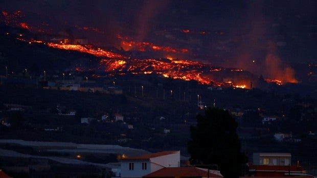 Los 'vigilantes' del volcán desde el mar: «Esto es incontrolable»