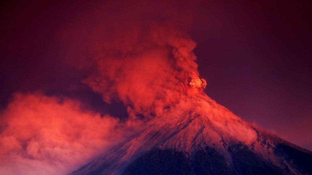 Entra en erupción el volcán de Fuego en Guatemala