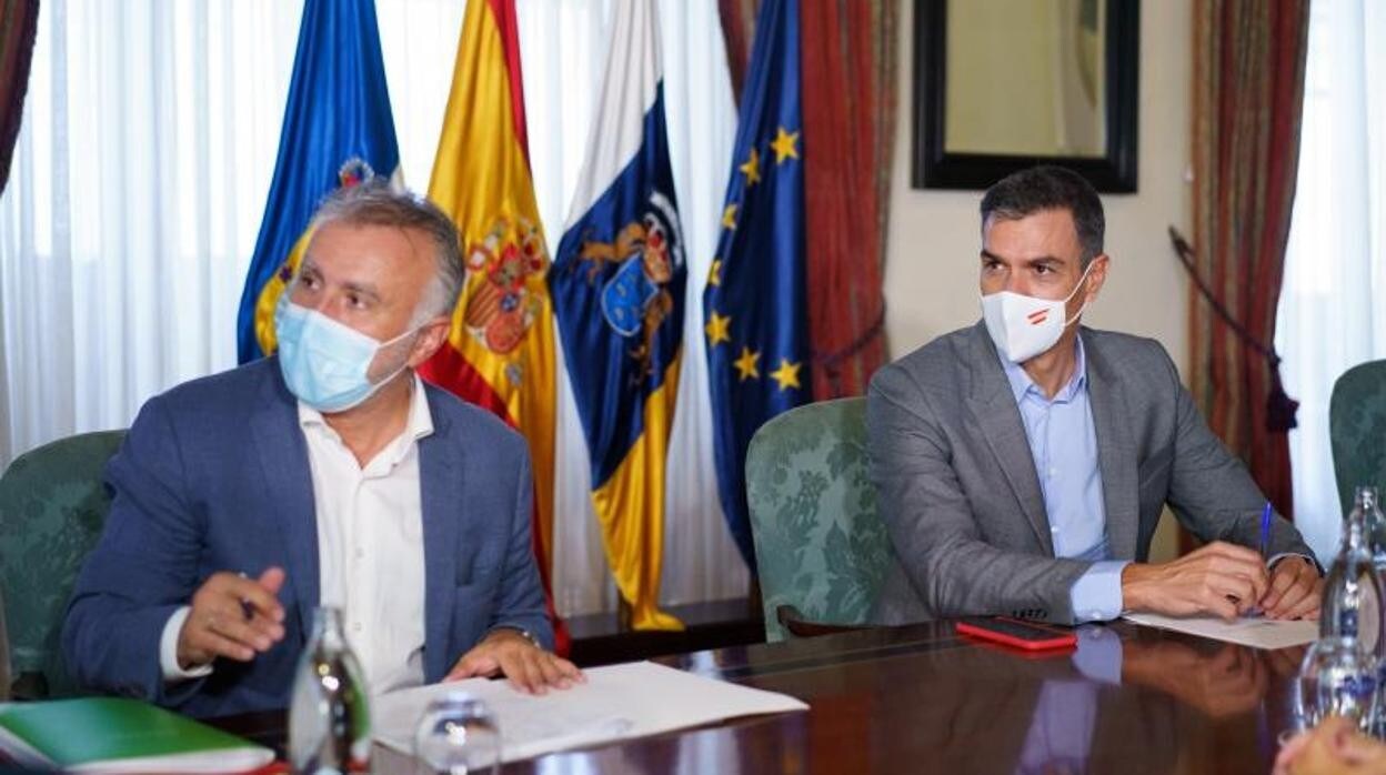 El presidente del Gobierno, Pedro Sánchez (d), se ha reunido este viernes en La Palma con el presidente de Canarias, Ángel Víctor Torres (i)
