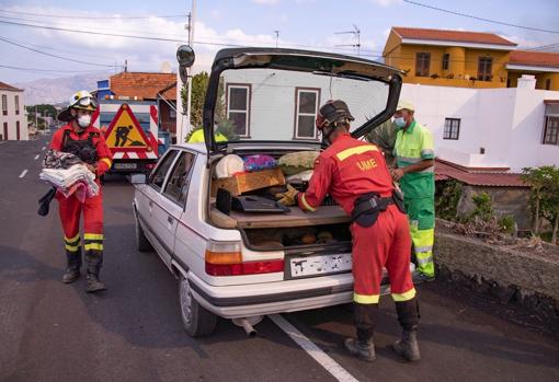 Dos militares de la UME ayudan a cargar enseres en la isla de la Palma