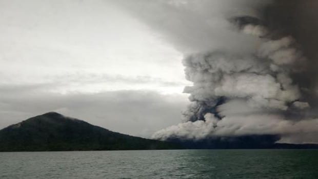 Imagen tomada el 26 de diciembre de 2018 que muestra al volcán Krakatoa en erupción