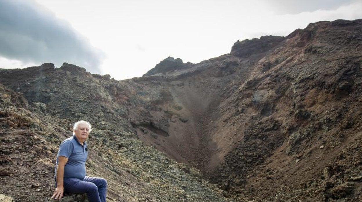 Luis Manuel, en el cráter de Teneguía, de cuya erupción fue testigo