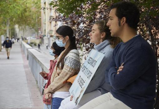 Jóvenes de Cuarenta Días por la Vida rezan a las puertas de la clínica Dator