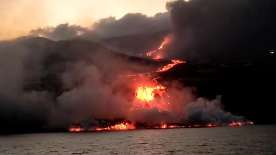 Un delta de lava comienza a ganar terreno al mar