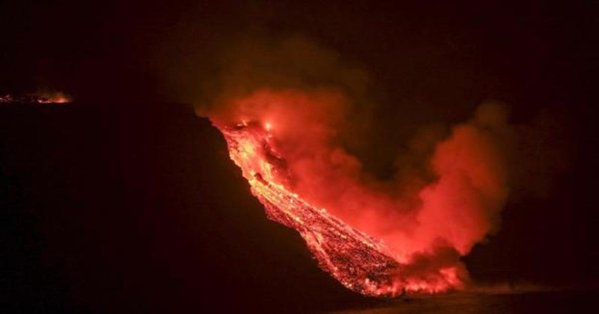 El río de lava procedente del volcán de Cumbre Vieja desemboca en el mar en la isla de La Palma