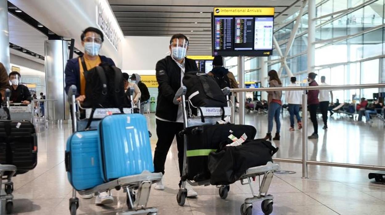 Imagen de archivo de viajeros en el aeropuerto de Heathrow (Londres) el pasado mes de mayo