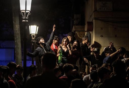 Un grupo de jóvenes durante el botellón en Sarriá (Barcelona)