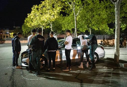 Agentes de la Guardia Civil cachean a varios jóvenes