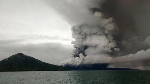 Imagen tomada el 26 de diciembre de 2018 que muestra al volcán Krakatoa en erupción