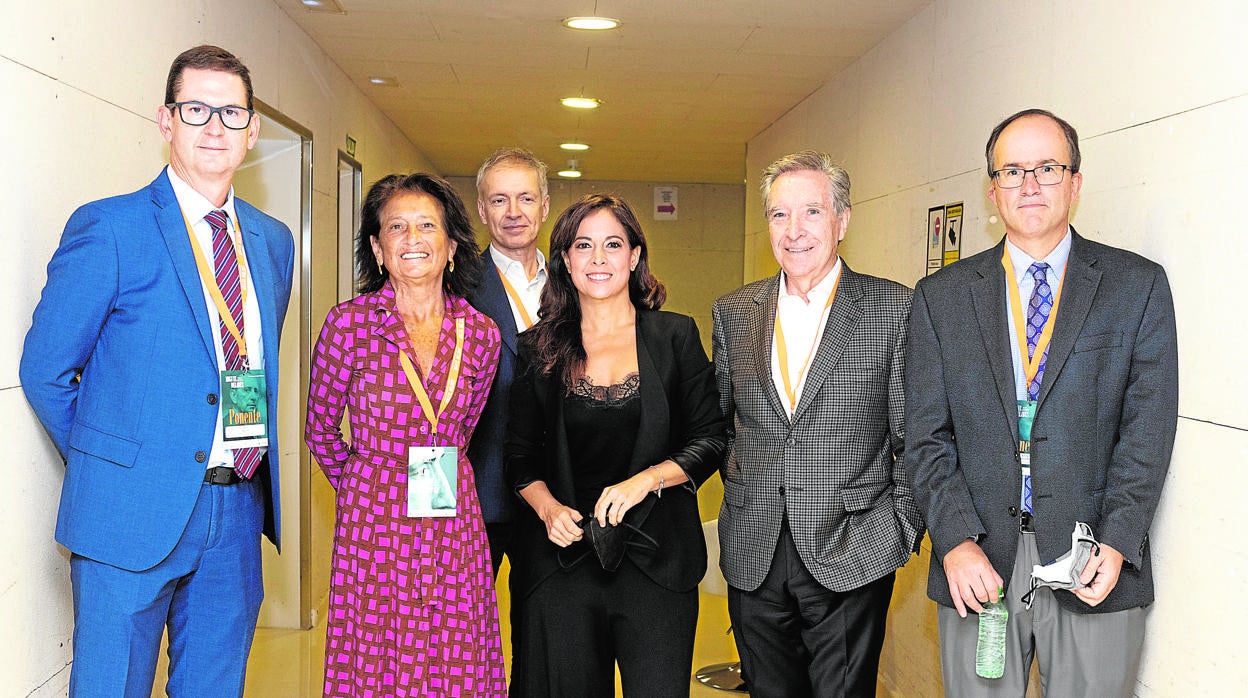 De izda a dcha. Goyo Ezama, director general de El Norte de Castilla; Elisa Delibes, presidenta del patronato de la Fundación Miguel Delibes; Paul Ingendaay, corresponsal de ‘Frankfurter Allgemeine Zeitung’; Mara Torres; Iñaki Gabilondo, y Emilio García-Ruiz, director de ‘San Francisco Chronicle’  